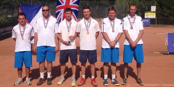 Fabrice Higgins and Tom Mellor receive their men's doubles gold medal