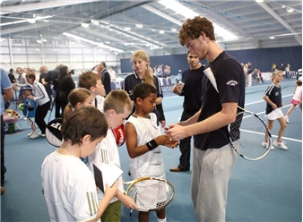 Jamie Murray with Junior Players 